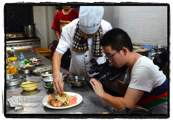 此次攝制組通過拍攝婺源代表名菜糊豆腐、粉蒸肉、荷包紅魚、賽鵝頸及地方小吃清明果、灰汁果、糯米子糕等來詮釋婺源美食經(jīng)典，展示婺源食文化，打造獨(dú)屬婺源的美食符號。