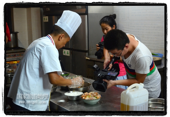 此次攝制組通過拍攝婺源代表名菜糊豆腐、粉蒸肉、荷包紅魚、賽鵝頸及地方小吃清明果、灰汁果、糯米子糕等來詮釋婺源美食經(jīng)典，展示婺源食文化，打造獨(dú)屬婺源的美食符號。