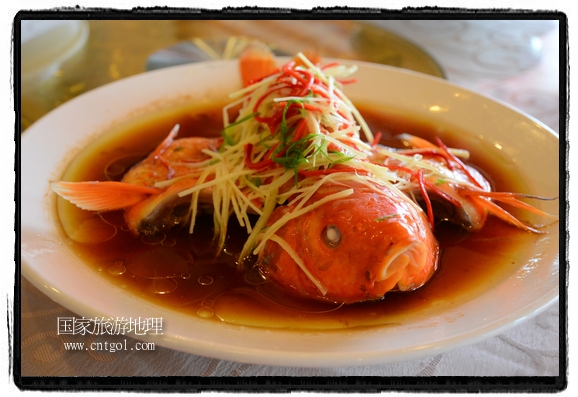 此次攝制組通過拍攝婺源代表名菜糊豆腐、粉蒸肉、荷包紅魚、賽鵝頸及地方小吃清明果、灰汁果、糯米子糕等來詮釋婺源美食經(jīng)典，展示婺源食文化，打造獨(dú)屬婺源的美食符號。