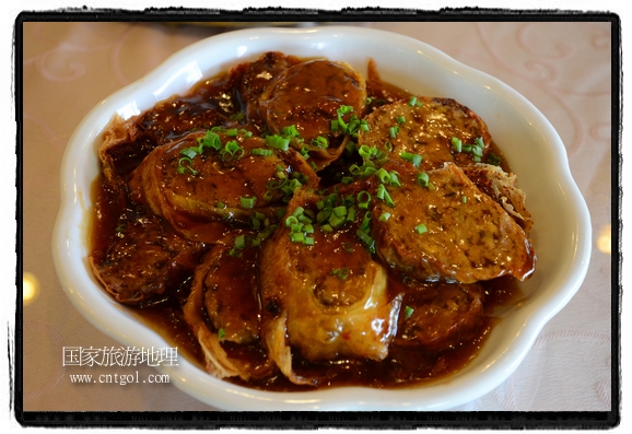 此次攝制組通過拍攝婺源代表名菜糊豆腐、粉蒸肉、荷包紅魚、賽鵝頸及地方小吃清明果、灰汁果、糯米子糕等來詮釋婺源美食經(jīng)典，展示婺源食文化，打造獨(dú)屬婺源的美食符號。