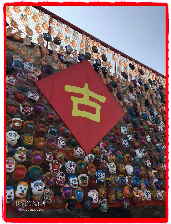 中國規(guī)模最大的猴面具彩繪在南潯古鎮(zhèn)展示。猴子真是今年最紅的動物。 