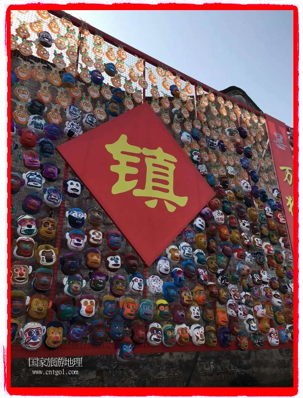 中國規(guī)模最大的猴面具彩繪在南潯古鎮(zhèn)展示。猴子真是今年最紅的動物。 