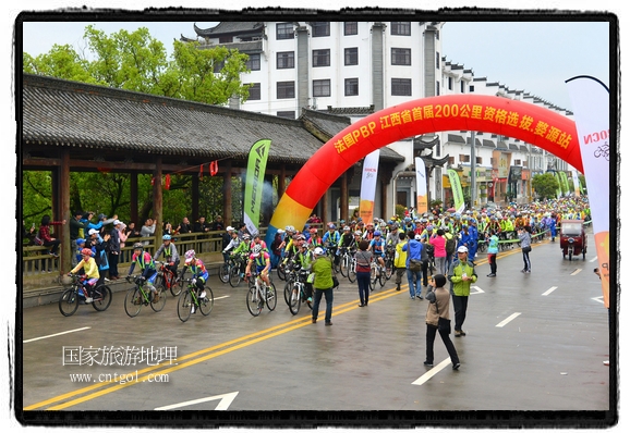 來自江西、安徽、浙江、福建等省市近千名選手參加了比賽，婺源賽道沿途的秀美風(fēng)光和徽派古村落，給參賽選手留下美好的印象。