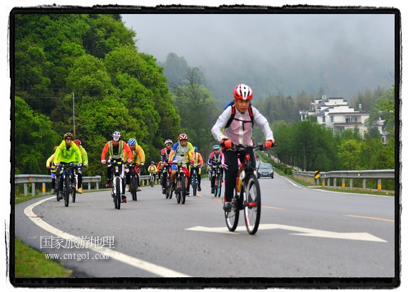 來自江西、安徽、浙江、福建等省市近千名選手參加了比賽，婺源賽道沿途的秀美風(fēng)光和徽派古村落，給參賽選手留下美好的印象。