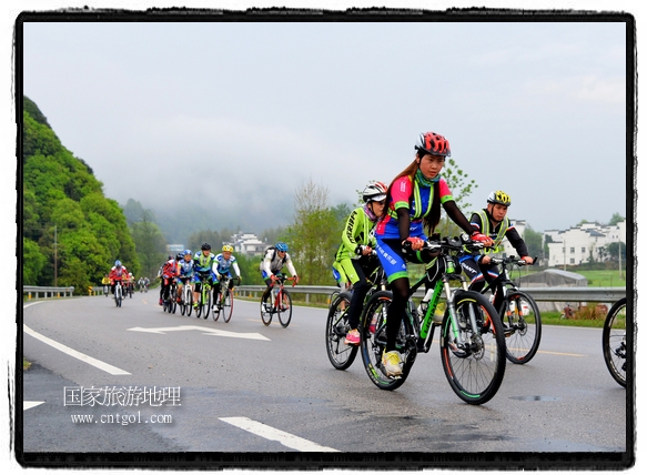 來自江西、安徽、浙江、福建等省市近千名選手參加了比賽，婺源賽道沿途的秀美風(fēng)光和徽派古村落，給參賽選手留下美好的印象。