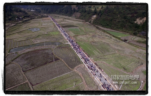 1700桌合攏宴，總長3.7公里，10380人同桌就餐，創(chuàng)歷史之最